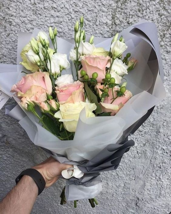 Купить цветы. букет из роз и эустом 2 180 сом. Доставка цветов Бишкек. Цветочный магазин.