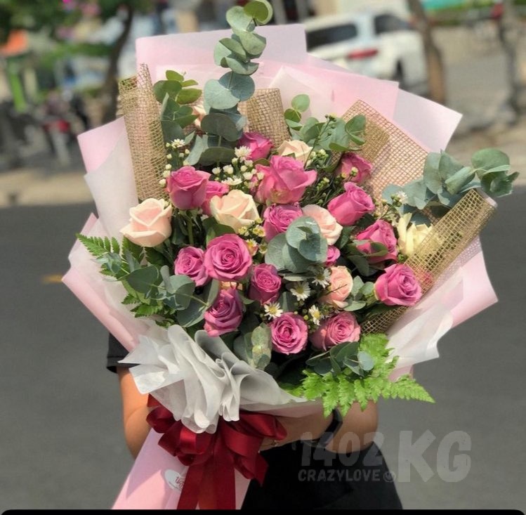 Купить цветы. Букет из роз и зелени 3 500 сом. Доставка цветов Бишкек. Цветочный магазин.