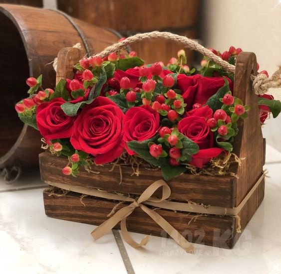 Купить цветы. комплектация в ящике из красных роз 3 370 сом. Доставка цветов Бишкек. Цветочный магазин.